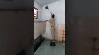 bersihkan sawang dikolam masjid