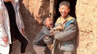 中国贫穷地区的孩子，没有父母，第一次吃苹果Children in poor areas of China without parents eat apples for the first time