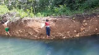 Mandi sungai bersama adik