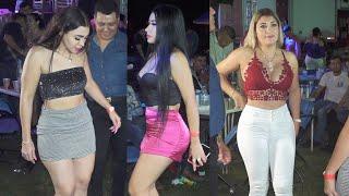 Muy guapas las chicas que asisten a los bailes de Zacapuato Guerrero