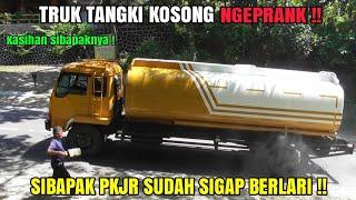 Truk Tangki Ketenggak Sibapak Sigap Berlari Untuk Mengganjal Tapi Gak Jadi Kasian Sibapaknya