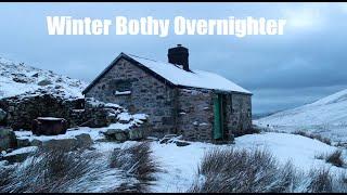 Overnighter in Dulyn Bothy Mountain Refuge Shelter.  North Wales in Winter. Hiking in the Snow.