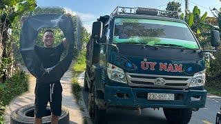 Repairman Rescue of a truck with a flat tire on the road