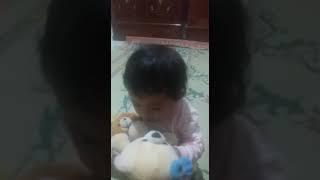 Gemesss sama boneka mainannya