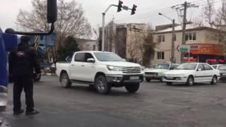 Hilux lug the Crane بکسل کردن جرثقیل توسط هایلوکس