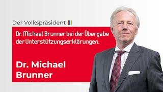 Dr.Michael Brunner bei der Übergabe der Unterstützungserklärungen