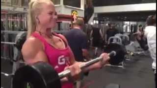 Sarah Backman biceps curls