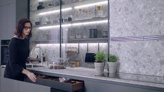 Cocinaskitchens – SANTOS   Cocina lineal con gran vitrina estudio y salón  Colección 2019