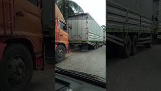 container truk   sopir nya kencing