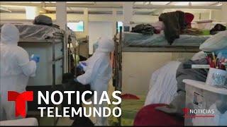 Trabajadores hispanos de limpieza se arriesgan para desinfectar edificios  Noticias Telemundo