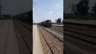 Millat Express Sarshamir Road Station Pass Through #train #millatexpress