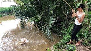 Впервые девушка ловит рыбу со змеей для огромной рыбы