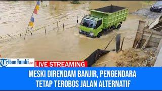 Detik-detik Sejumlah Mobil Nekat Terobos Banjir di Pauh Sarolangun