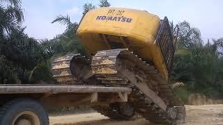 Extrem operator keahlian tingkat Dewa saat excavator naik mobil