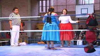 Las cholitas luchadoras de Bolivia con faldas y a lo loco