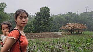 It was raining heavily and the single mother suddenly caught a fish. Cooking with my daughter