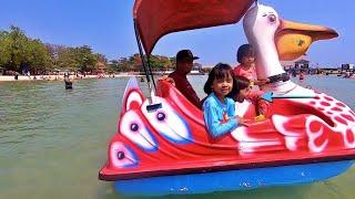 Naik Perahu Bebek di Laut Nangis 