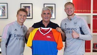 Marvin Berglas performs magic for Arsenals Martin Odegaard and Aaron Ramsdale