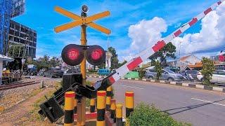 Railroad Crossing in Indonesia  Membersihkan Palang Pintu Kereta Api Baru Perlintasan 2023
