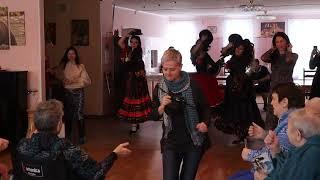 Танец Я милого узнаю по походке коллектив цыганского танца Экспромт в доме престарелых Кикерино.