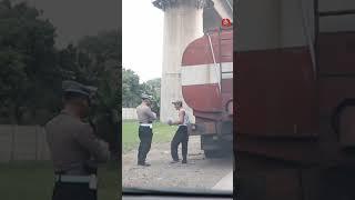 Supir Truck Ditilang ?? Mogok Kehausan Pak Kanit Datang Beri Hempasan  #shorts