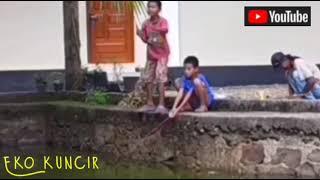 Vidio viral bocah ini terkejut saat pancingnya di tarik ikan