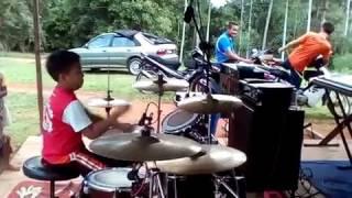 Dahsyat betul budak kecik ni main drum