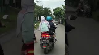 ORANG GILA NGAMUK DI JALAN