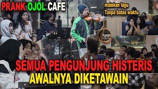 Awalnya Ojol ini diketawain nge prank Satu cafe histeris kegirangan. mainin lagu TANPA BATAS WAKTU.