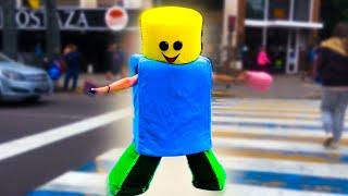 me DISFRAZÓ DE ROBLOX y hago retos EN LA CALLE