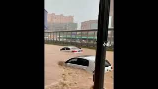 #Terseret Banjir mobil terus bergerak mundur #Prayforchina