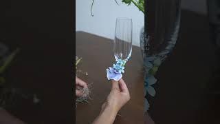 Use flowers to embellish a wine glass with me  #DIY #DIYflowers #diycraft #diydecorations