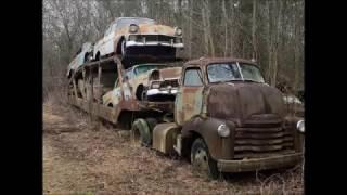 Caminhão Cegonha e carros antigos abandonados