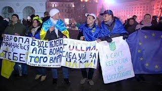 אין לוותר על ההפגנות התומכות באיחוד האירופי באוקראינה כאשר הפגנות חדשות פורצות בקייב
