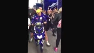 Valentino Rossi scalcia una signora che per poco investiva in moto