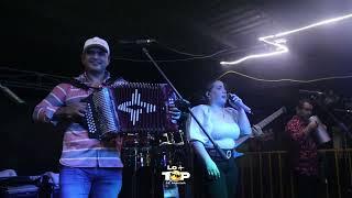 JHONATHAN CHAVEZ ENVIVOBUENA LA MUCHACHA Y YO LA VI     ROSAS CON ESPINAS Y FINGIENDO SER FELIZ