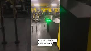 E￼ntro in palestra alle tre di notte…