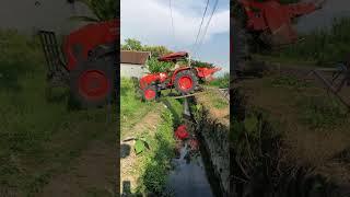 Cara traktor menyeberangi sungai dan siap garap sawah
