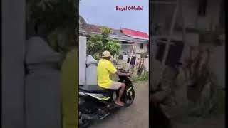 Mau ketawa takut Dosa  Viral kakek belajar naik motor