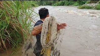 COBA JALA IKAN SAAT SUNGAI BANJIR