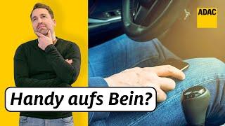 Handy beim Autofahren auf dem Oberschenkel - Ist das erlaubt?  ADAC  Recht? Logisch