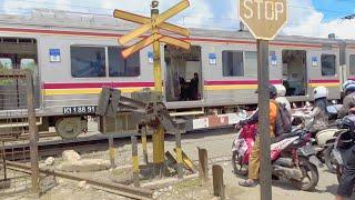 NGERI Kereta api krl berhenti nutup perlintasan  Railway Crossing Bogor