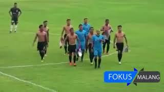 Main Bola Seperti Pertandingan Pencak Silat  PSBK Blitar VS Persewangi banyuwangi