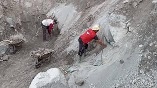 THE MINERS CAN WORK FREELY EVEN THOUGH THERE ARE STILL LARGE ROCKS ON THE RIGHT