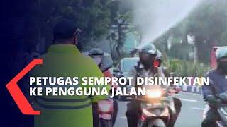 Hari Pertama PSBB Surabaya Raya Petugas Semprotkan Disinfektan Kepada Pengguna Jalan