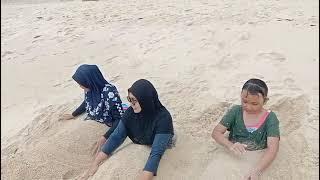Jadi Putri Duyung Kubur Kaki Di Pasir Pantai Batu Feringghi Penang Malaysia