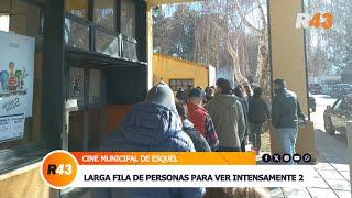 LARGA FILA DE PERSONAS PARA VER INTENSAMENTE 2