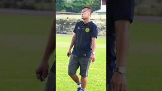 Coach Phạm Thành Lương trong màu áo BHL Hoà Bình FC 🟡