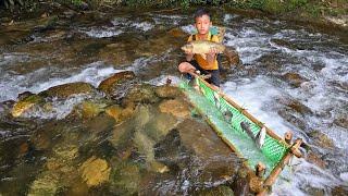 Primitive fish trapping skills  an orphan boy khai blocks streams to make fish traps to sell