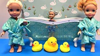 Bath time  Elsa & Anna toddlers - soap bubbles - Barbie dolls